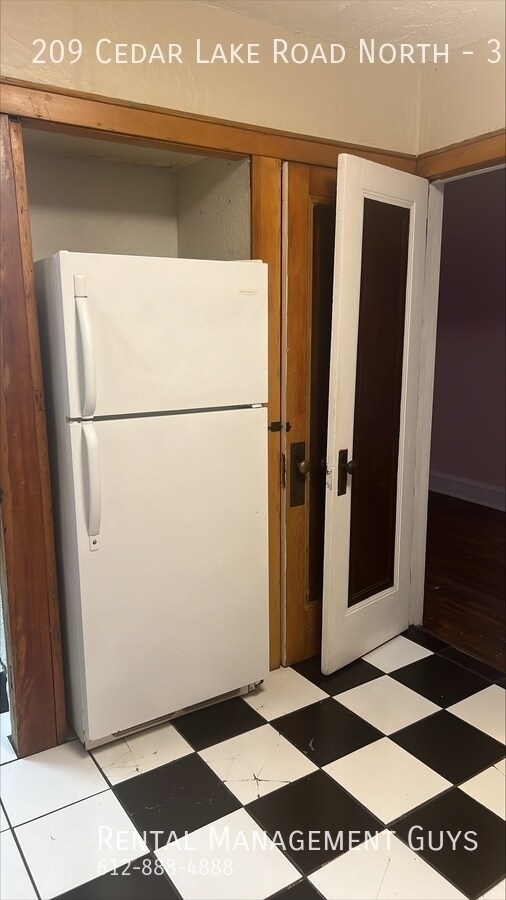209 Cedar Lake Rd N Unit 3, Minneapolis, MN 55405 Room for Rent in