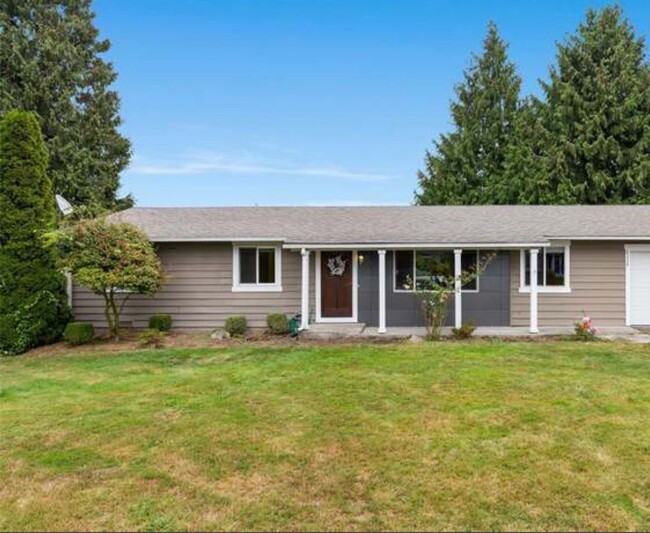 Building Photo - Immaculate rambler on a quiet street in Ev...