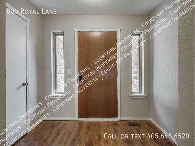 Building Photo - 800 Royal Ln