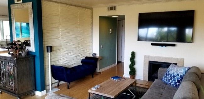 Foto del edificio - 2406 B Street, Unit 2C