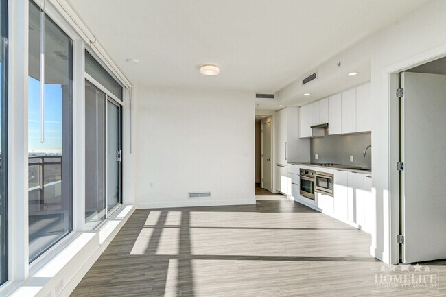 Photo du bâtiment - Welcome to Flamingo One, a landmark tower in Surrey Central!