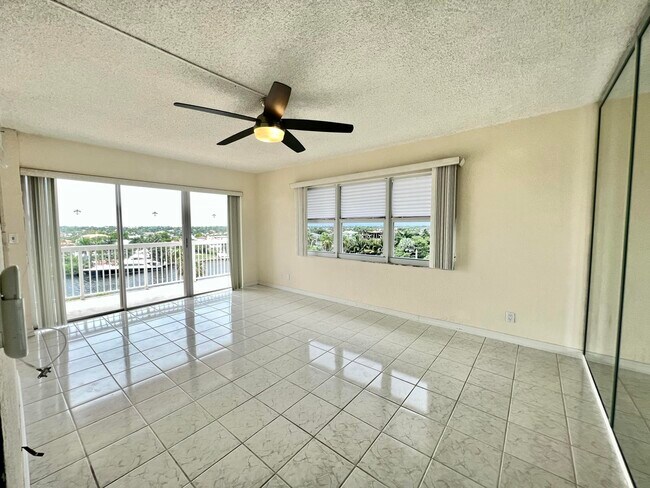 Building Photo - 1069 Hillsboro Mile