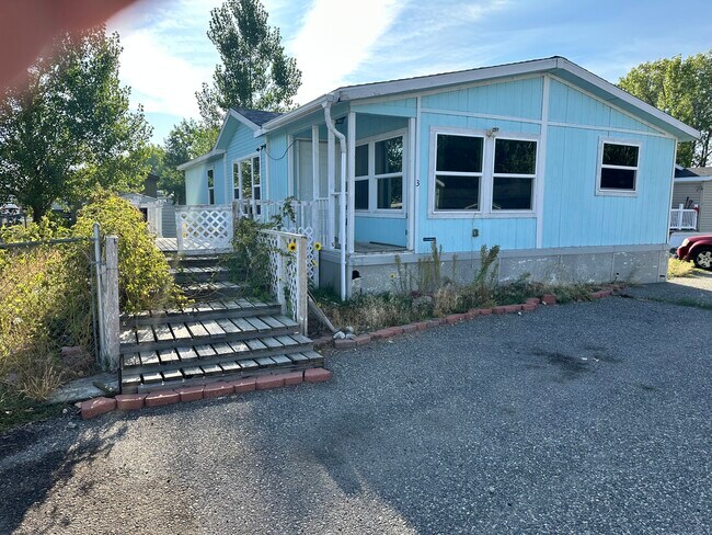 Building Photo - 3 Hartland St N