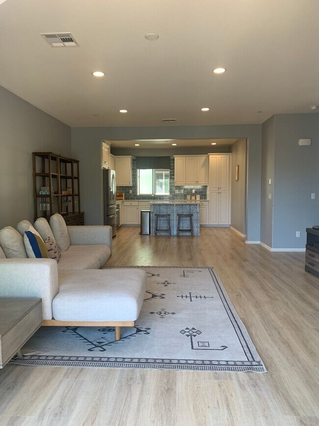 Building Photo - Awesome Spacious Townhome