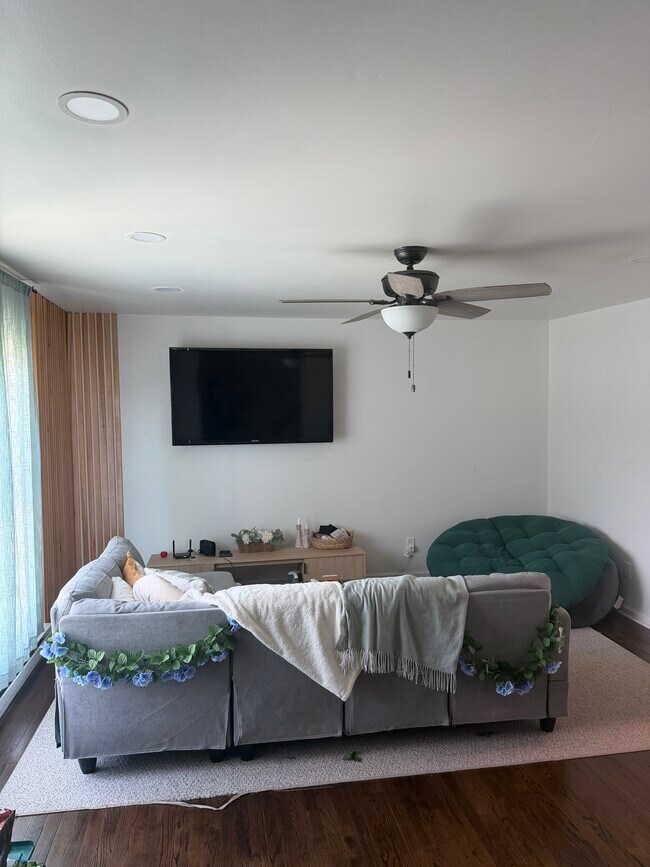 Living Room - 800 Ridge St