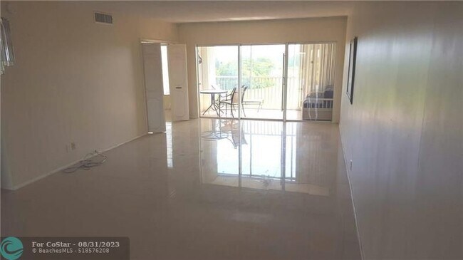 Building Photo - 3300 N Palm Aire Dr