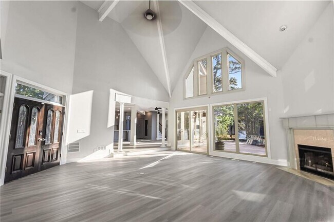 Building Photo - 2910 Emerald Dr