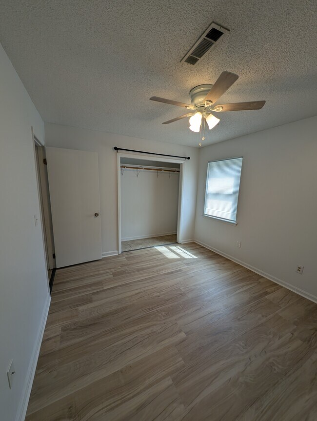 Foto del edificio - 542 S Woodburn Dr