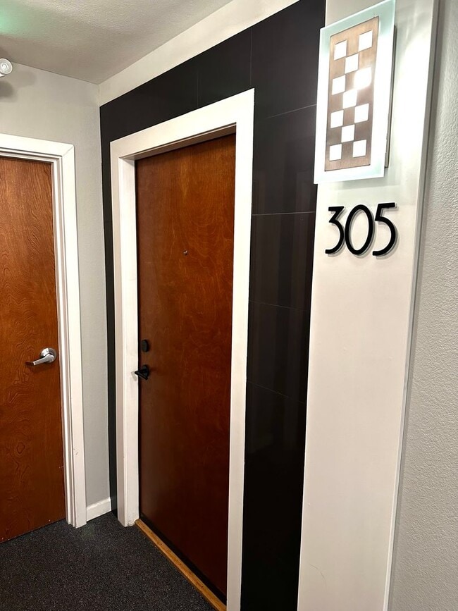 Building Photo - Prime Location Condo: Bright 1 Bed, 1 Bath...