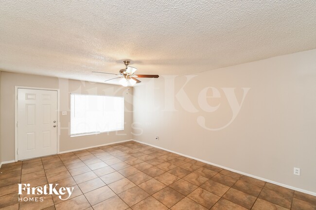 Building Photo - 940 E Loma Vista Dr