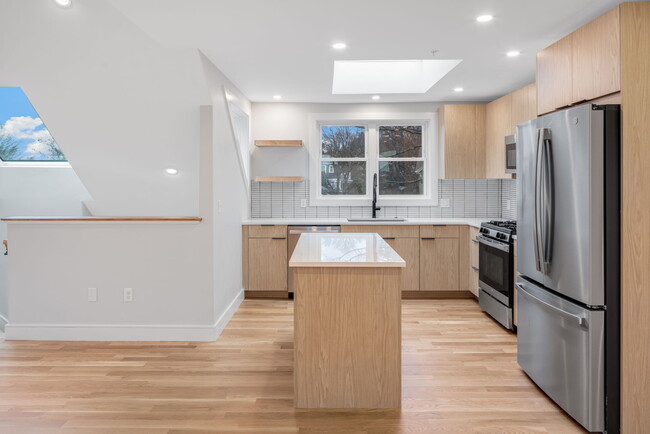 Building Photo - 9 Wenham St