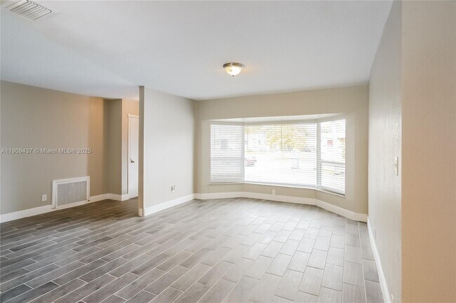 Foto del edificio - 2360 NW 60th Ave