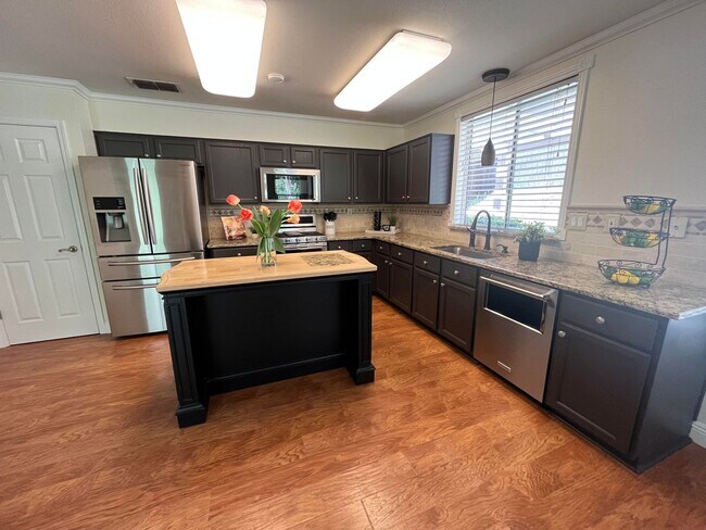 Building Photo - Nice Family Home on Cul-de-Sac in Great Ro...