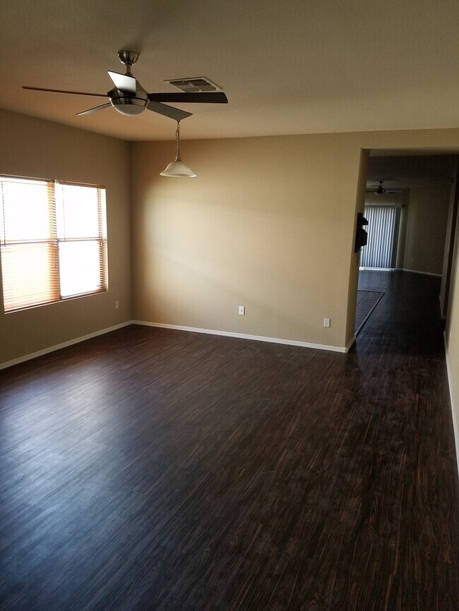 Foto del edificio - Beautiful 3/2 plus a den for rent near 27th Ave. & Roeser Rd.