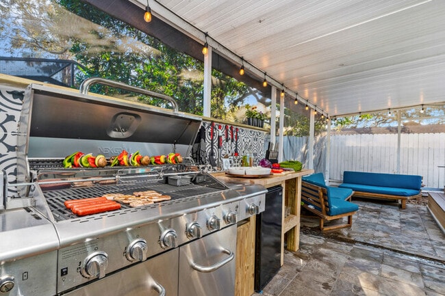 Building Photo - Clearwater Beach House - Heated Pool - Hot...