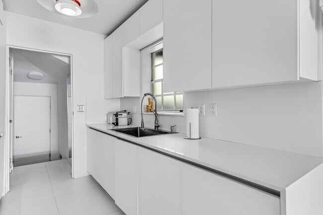 Foto del edificio - 8 Century Ln