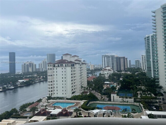 Foto del edificio - 20191 E Country Club Dr