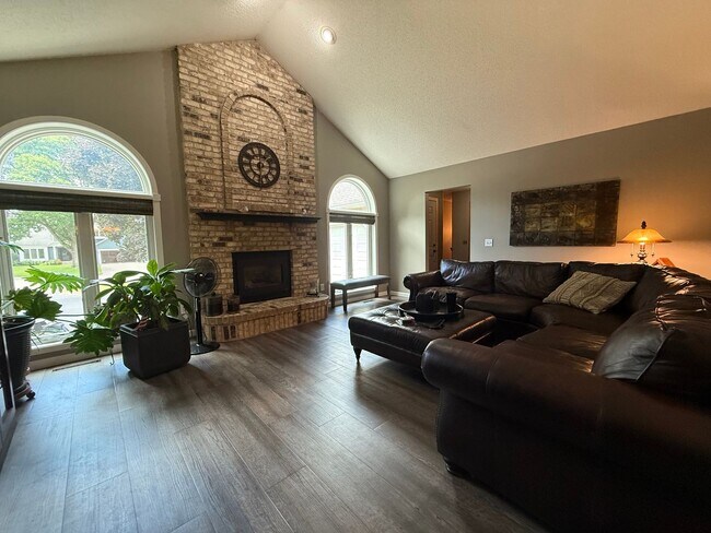 Building Photo - Just Listed! Stunning 4 Bedroom 3 Bathroom...