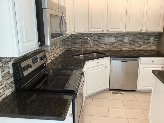 Building Photo - 2106 Forest Edge Dr