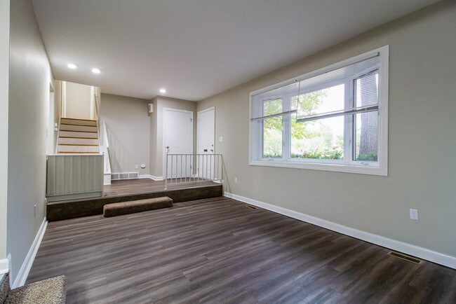 Building Photo - 424 Hermay Dr