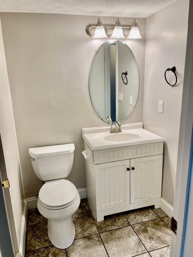 Baño completo en la planta baja - 5042 Magnolia Blossom Blvd