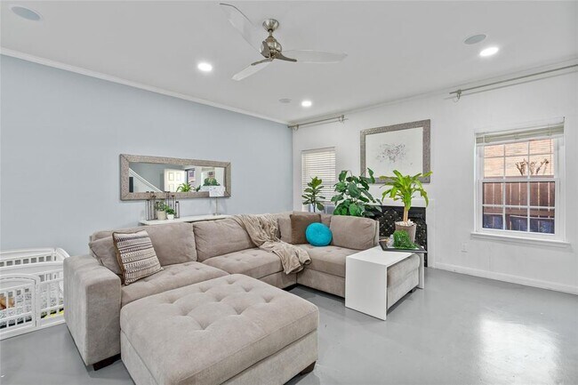 Building Photo - 9850 Pagewood Ln