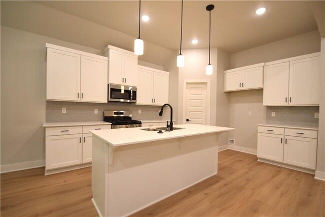 Building Photo - 3806 SW Pinecrest Dr