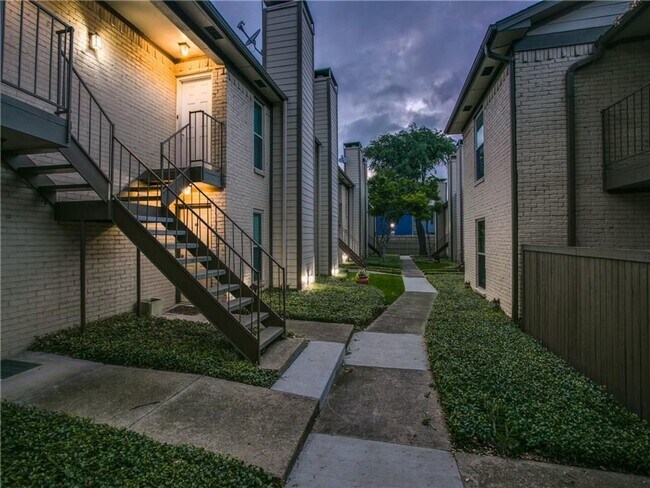 Building Photo - 10650 Steppington Dr