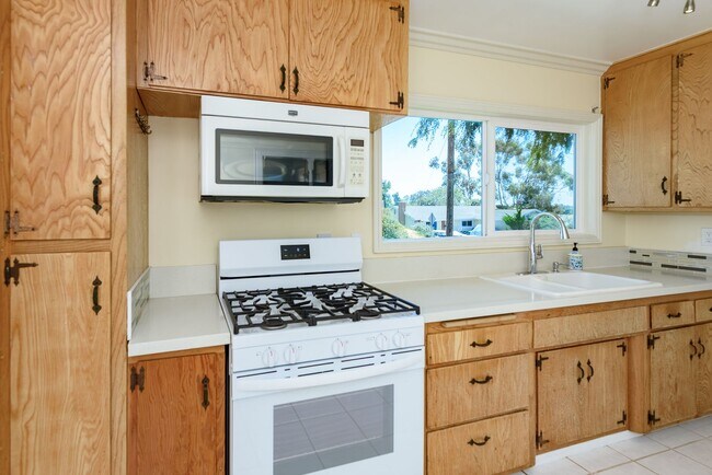 Building Photo - Cozy Garden Cottage Home for Rent
