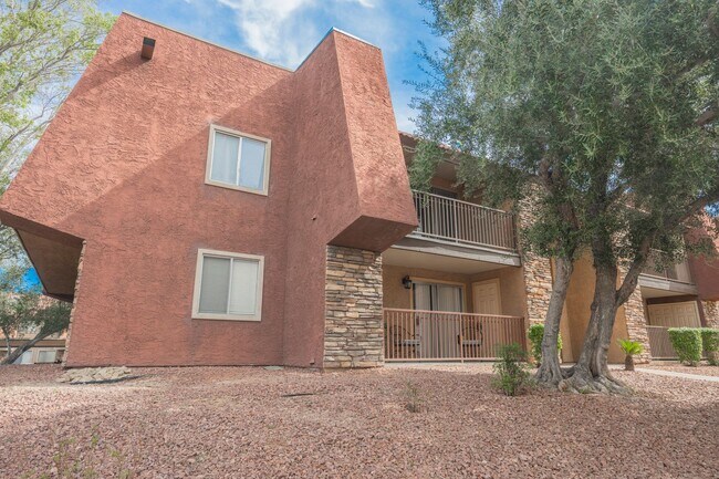 Building Photo - Beautiful 1 bedroom condo Resort style guard gated community