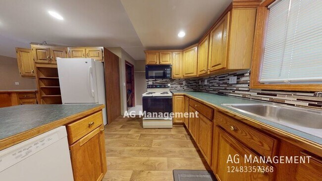 Foto del edificio - 7867 Lake Dr - Adorable 2Bed/1Bath Clay To...
