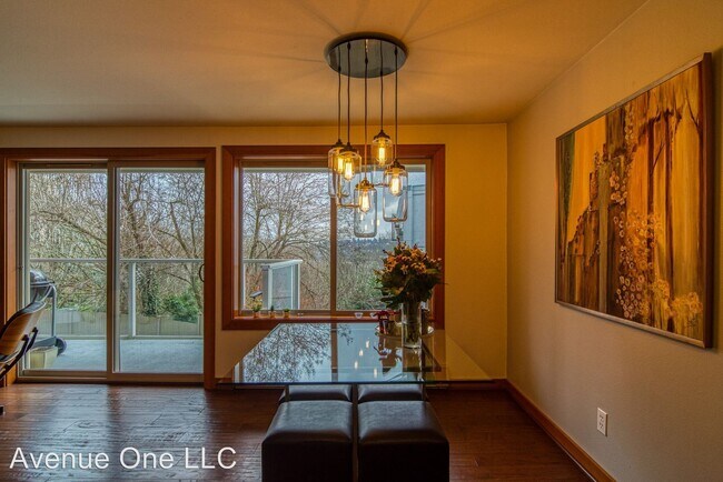 Building Photo - 2 br, 1 bath House - 1730 Taylor Ave N #209