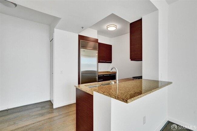 Building Photo - 425 1st St