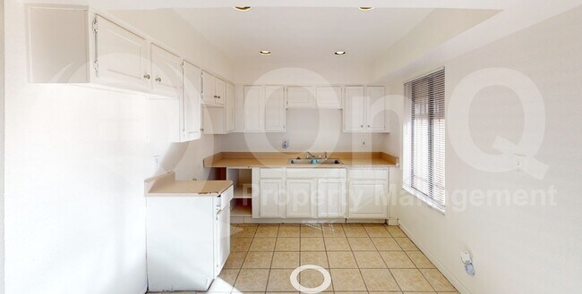 Building Photo - 3840 N 43rd Ave