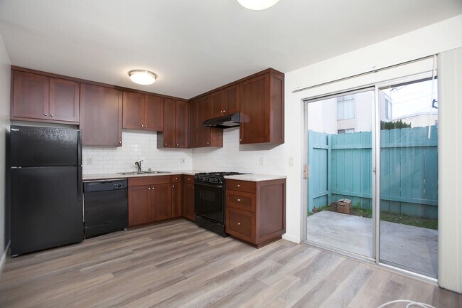 Building Photo - Wonderful Remodeled 2-Story 2BD/1.5BA Townhome in North PB! Parking & Laundry! $4,195/mo