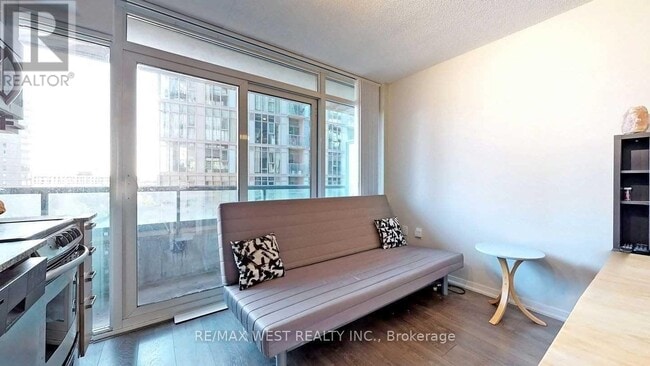 Building Photo - 36 Lisgar St