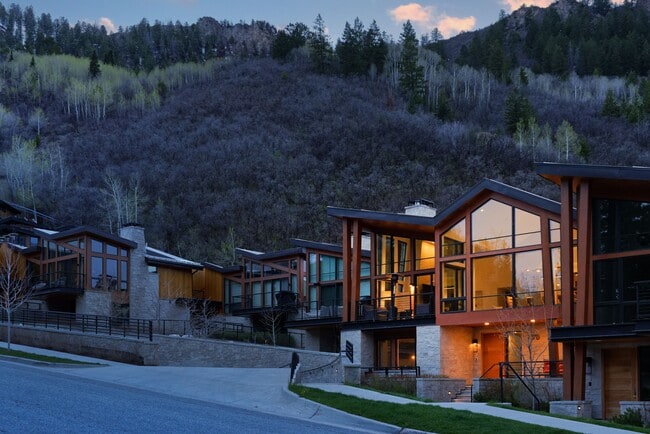 Building Photo - 717 S Aspen St