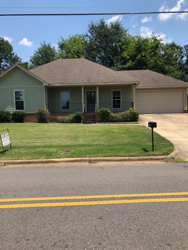 Primary Photo - 2203 Forest Lake Dr