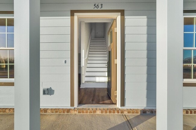 Building Photo - 102 Skye Dr