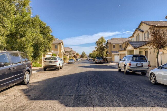 Foto del edificio - Spacious 3-Bedroom Home Near Shopping, Schools & Freeway Access!