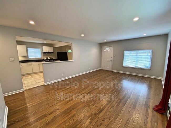 Building Photo - 944 Van Gordon St