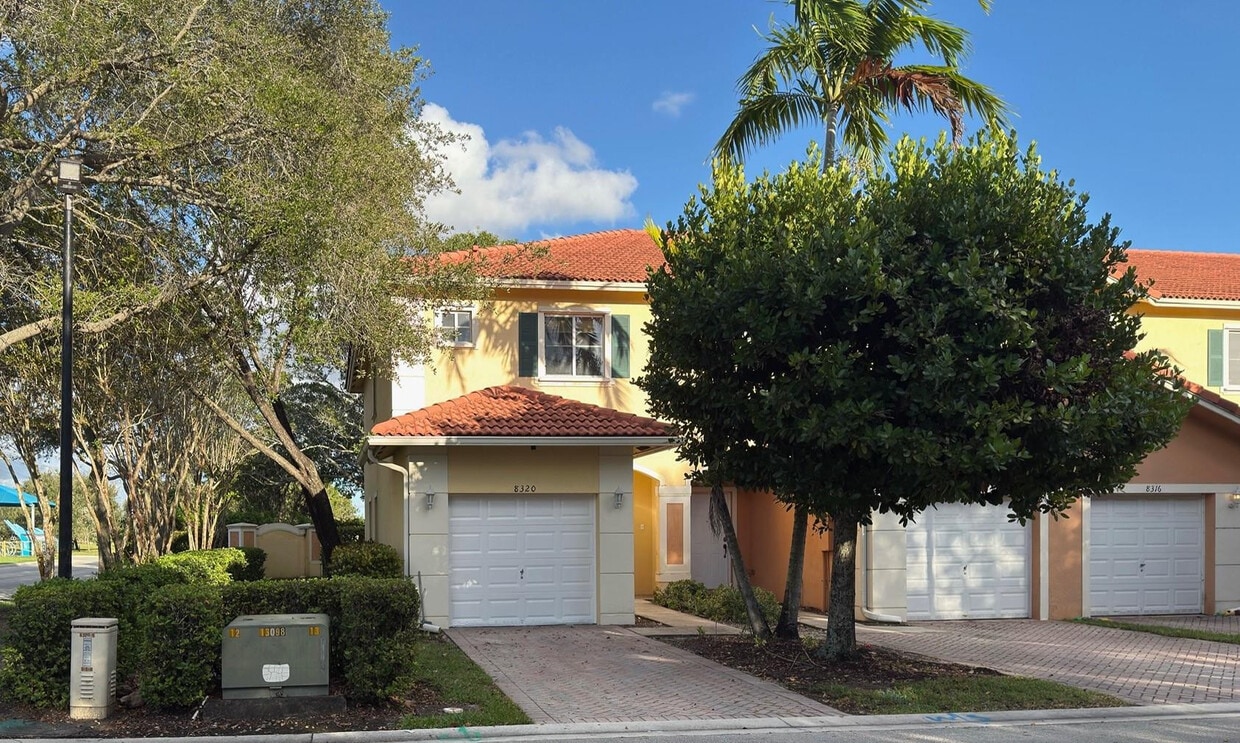 Foto principal - 8320 Santa Monica Ave