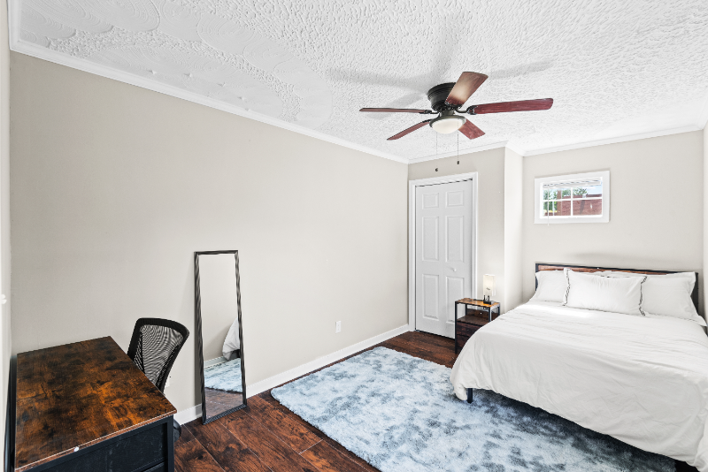 Foto principal - 206 E 37th St