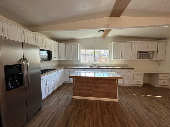 Building Photo - 49650 Pierce Dr