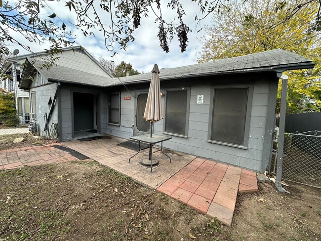 Building Photo - 2-BEDROOM DUPLEX IN MAHNCKE PARK