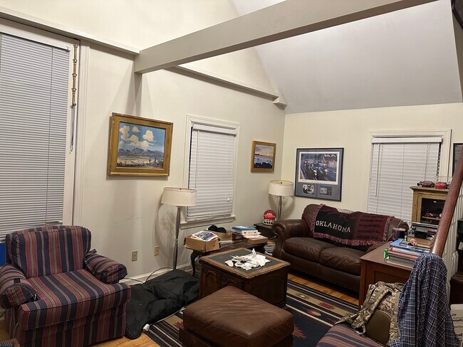 Pared norte del salón con puerta de 8' - 1203 E 25th St