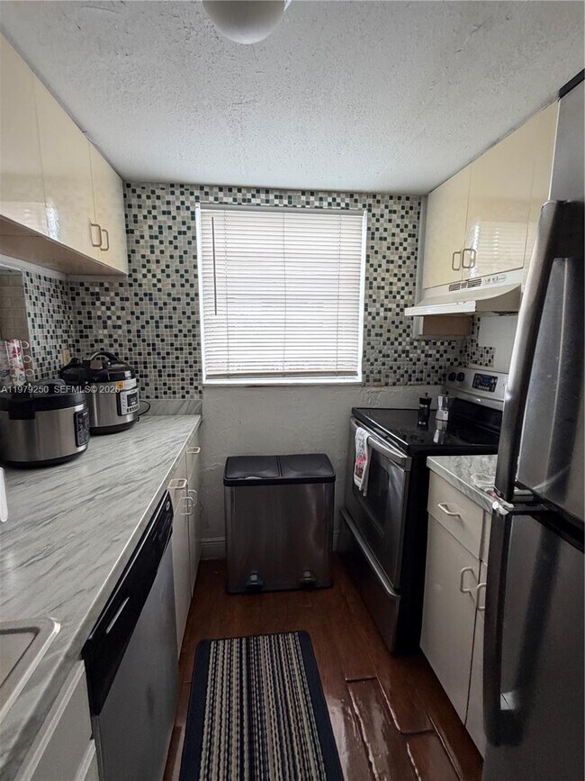 Foto del edificio - 9390 W Flagler St