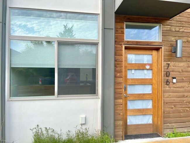 Building Photo - Great Townhome for rent