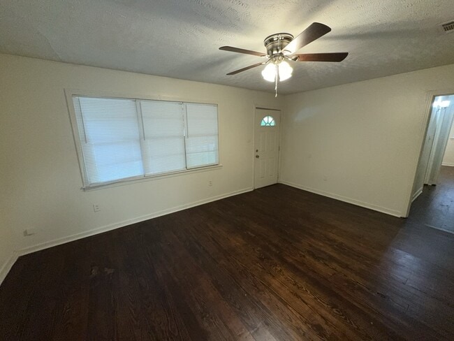 Building Photo - 2615 Hillside Dr