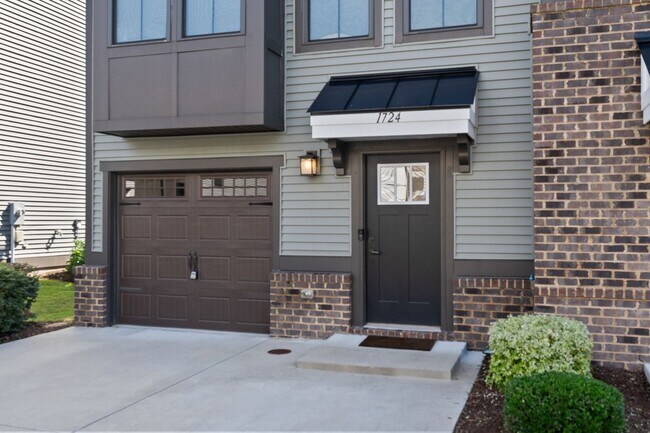 Building Photo - Stunning three-level townhouse in the hear...